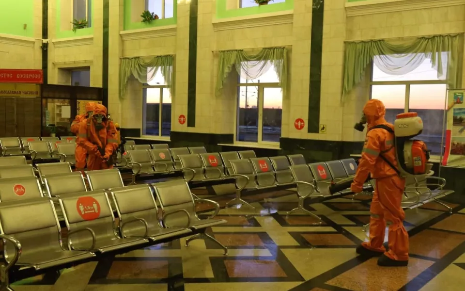 В Барнауле люди в скафандрах провели дезинфекцию железнодорожного вокзала