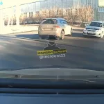 В Барнауле женщина на Hyundai испугала водителей при повороте с заносом