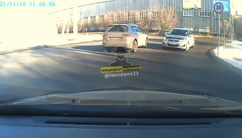 В Барнауле женщина на Hyundai испугала водителей при повороте с заносом