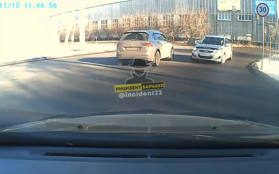 В Барнауле женщина на Hyundai испугала водителей при повороте с заносом