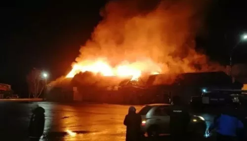 В Павловске сгорело огромное кафе Майя в 800 квадратов