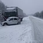 Водитель Лады залетел под грузовичок и погиб на трассе в Алтайском крае