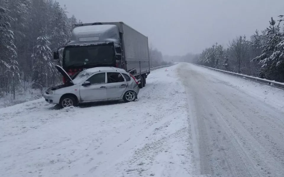 Водитель Лады залетел под грузовичок и погиб на трассе в Алтайском крае