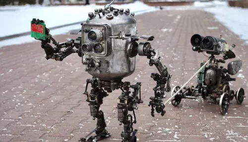 Несколько роботов известного декоратора высадились в центре Барнаула