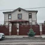 В алтайском поселке за 39 млн рублей продают коттедж с подсветкой и видом на Обь