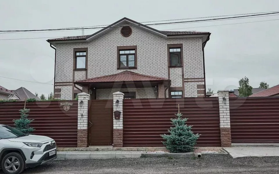 В алтайском поселке за 39 млн рублей продают коттедж с подсветкой и видом на Обь