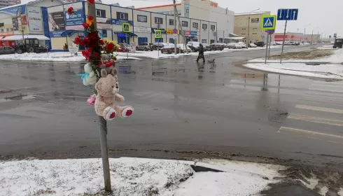 В Барнауле похоронили погибшую под колесами маршрутки школьницу