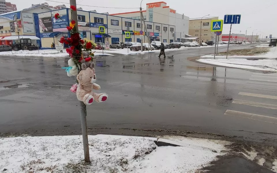 В Барнауле похоронили погибшую под колесами маршрутки школьницу