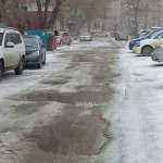 Барнаульцы жалуются на разбитый проезд возле губернаторского детсада
