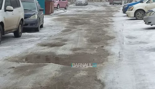 Барнаульцы жалуются на разбитый проезд возле губернаторского детсада
