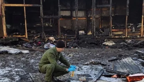 В Сибири местные жители сожгли бытовку с мигрантами