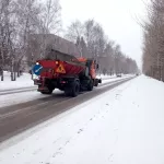 В Барнауле в снегопад посыпают дороги и тротуары реагентами