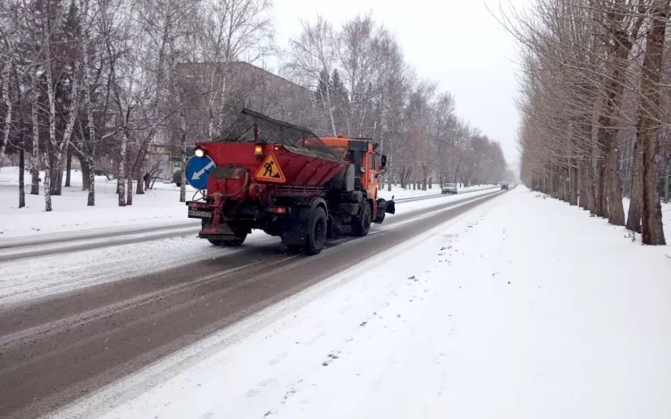 В Барнауле в снегопад посыпают дороги и тротуары реагентами