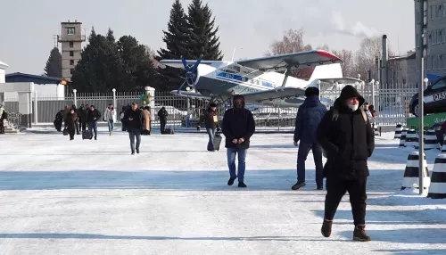 Пассажиры жалуются на высокие тарифы таксистов в аэропорту Барнаула