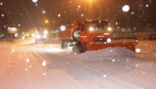 В Барнауле ночью более 100 снегоуборочных машин чистили дороги