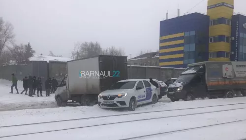 В Барнауле несколько автомобилей попали в снежный замес