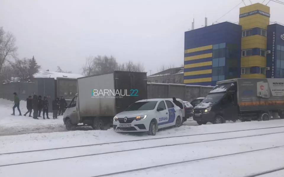 В Барнауле несколько автомобилей попали в снежный замес