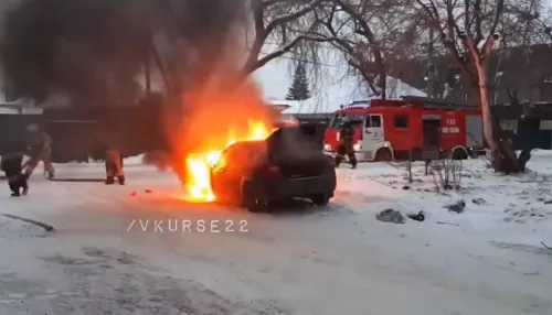 Ford Focus загорелся на выезде со двора барнаульской многоэтажки