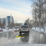 В Барнауле произошел коммунальный потоп на дороге