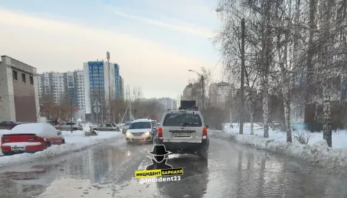 В Барнауле произошел коммунальный потоп на дороге
