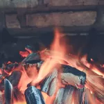 Пилят клены и ночуют вместе: как в алтайских селах спасаются от холода без угля