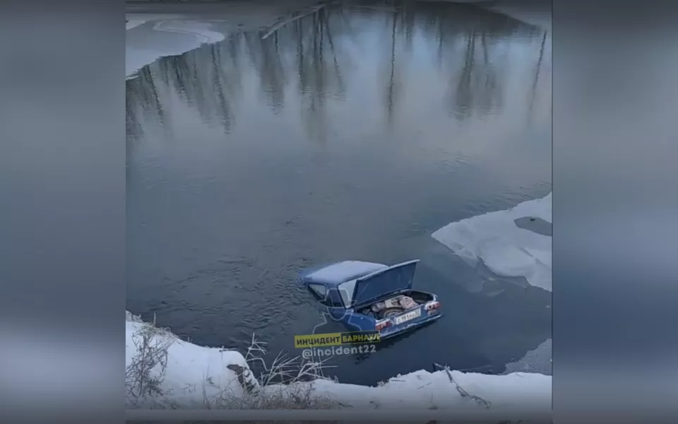 Под Барнаулом обнаружили полузатопленные в воде Жигули