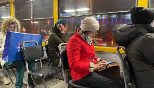 Барнаульцы пожаловались на многократные списания платы за проезд в автобусах