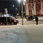 Автомобиль вылетел на аллею и врезался в знак после ДТП в центре Барнаула