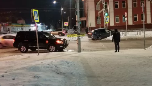 Автомобиль вылетел на аллею и врезался в знак после ДТП в центре Барнаула
