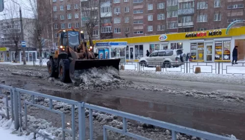 В Барнауле в микрорайоне Докучаево улицу затопило водой