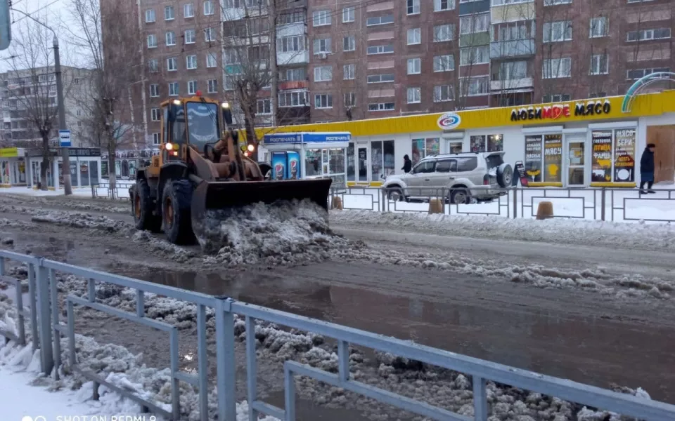 В Барнауле в микрорайоне Докучаево улицу затопило водой