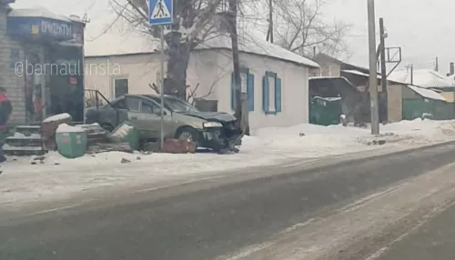 Соцсети: в Барнауле водитель иномарки уснул и врезался в здание магазина