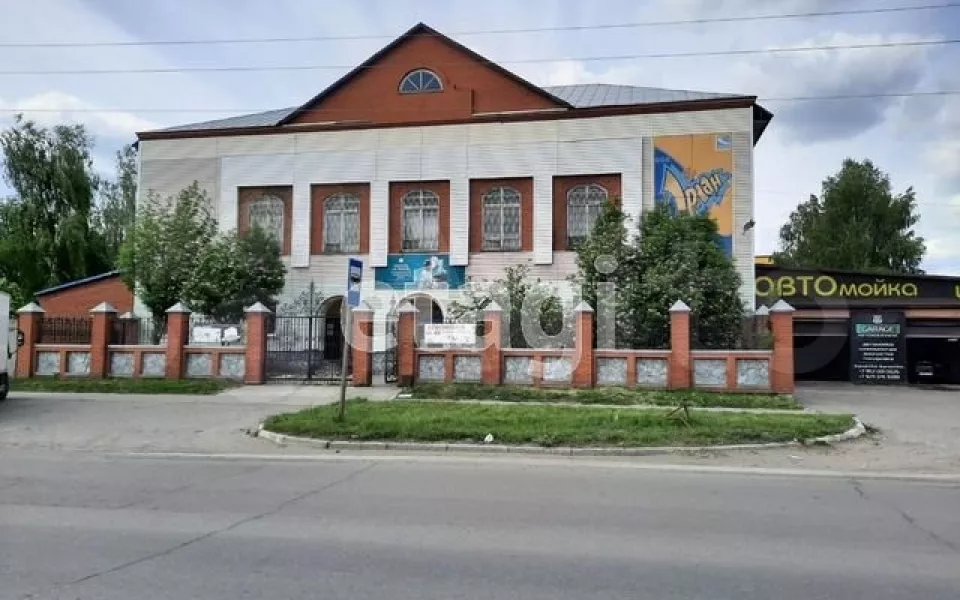 В Бийске продают здание с пекарней, сауной и баром