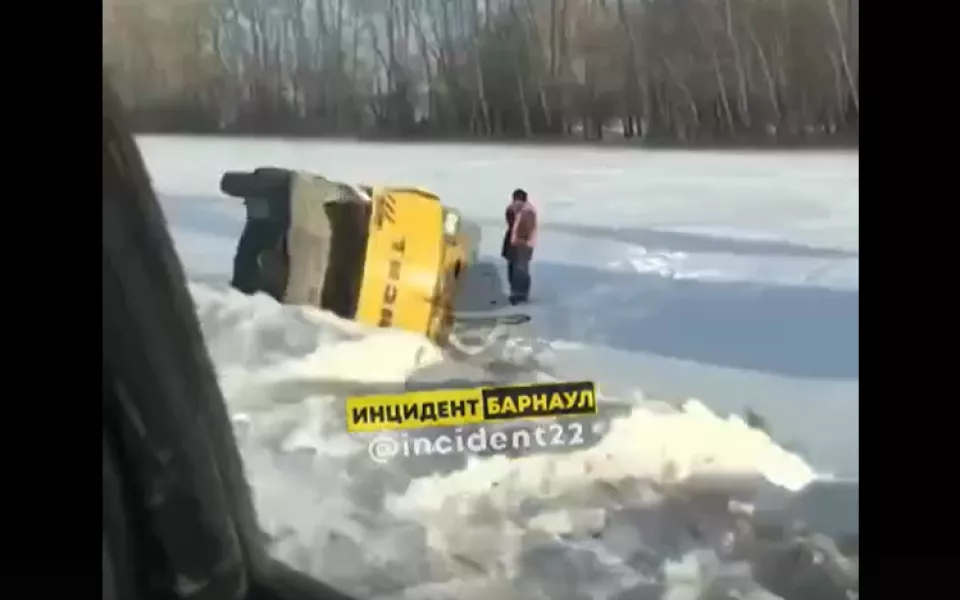 Соцсети: трал с экскаватором опрокинулся на алтайской трассе