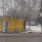 Сильный ветер в Барнауле переворачивает остановки и срывает щиты