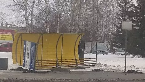 Сильный ветер в Барнауле переворачивает остановки и срывает щиты