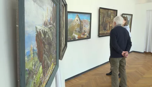 В галерее АлтГУ проходит выставка в память о живописце Михаиле Будкееве