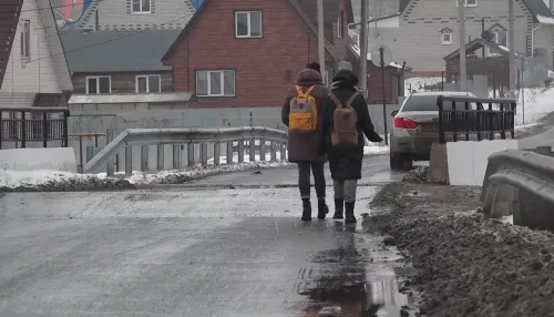 Школьники посёлка Октябрьский вынуждены ходить в школу по проезжей части