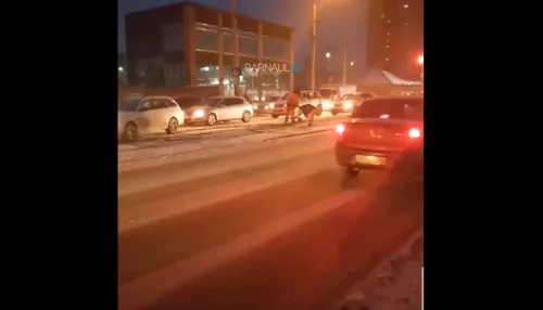 В Барнауле автомобилисты застряли в пробках из-за шести аварий