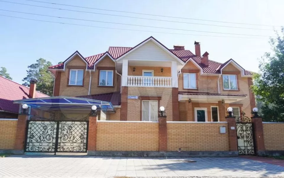 В Барнауле продают огромный особняк с двумя бассейнами и оружейной комнатой