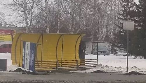 Хаос какой-то: в Барнауле снесли две остановки, подаренные бизнесменами