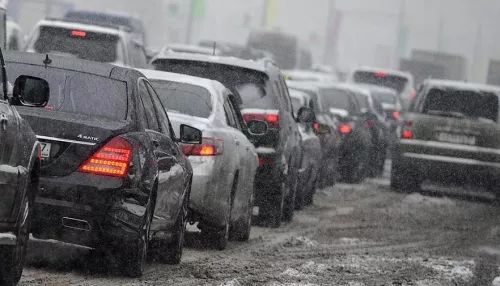 Глобальные пробки сковали дороги Барнаула на фоне снега и гололеда