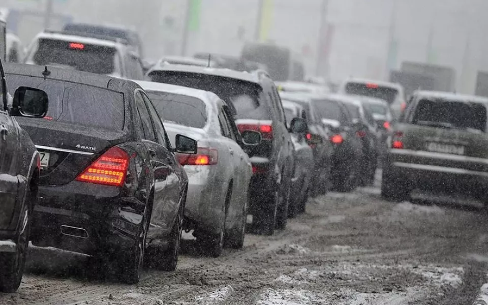 Глобальные пробки сковали дороги Барнаула на фоне снега и гололеда