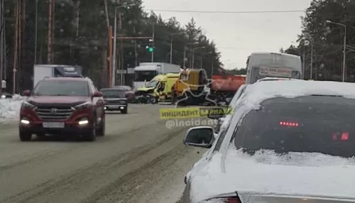 Три человека пострадали при столкновении скорой и бензовоза в Барнауле