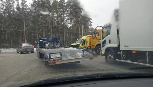 Скорая и бензовоз столкнулись на объездной Барнаула