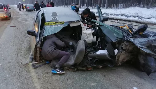 В Барнауле Приору разорвало пополам в результате ДТП