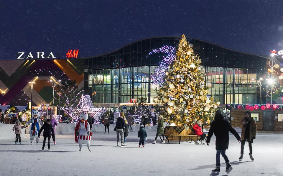 Большой бесплатный каток открыли у ТРЦ в центре Барнаула