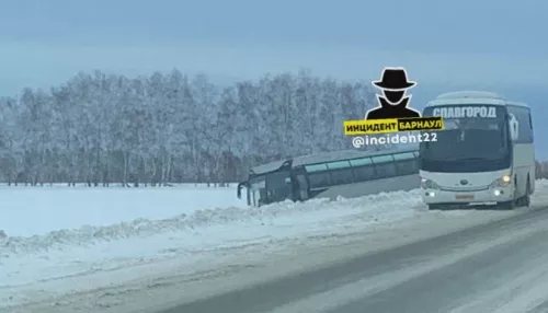 Автобус слетел в кювет на трассе в Алтайском крае