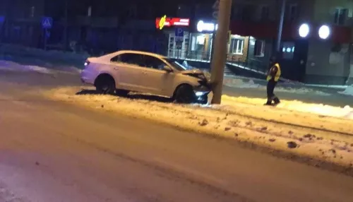 Пьяный водитель легковушки врезался в столб в центре Барнаула