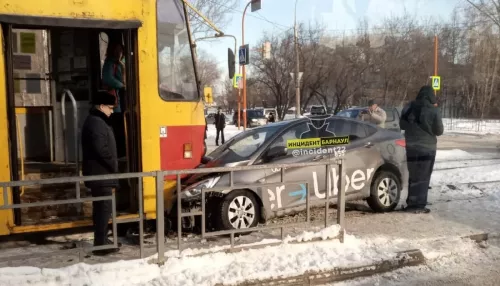 Автомобиль такси лоб в лоб столкнулся с трамваем в Барнауле
